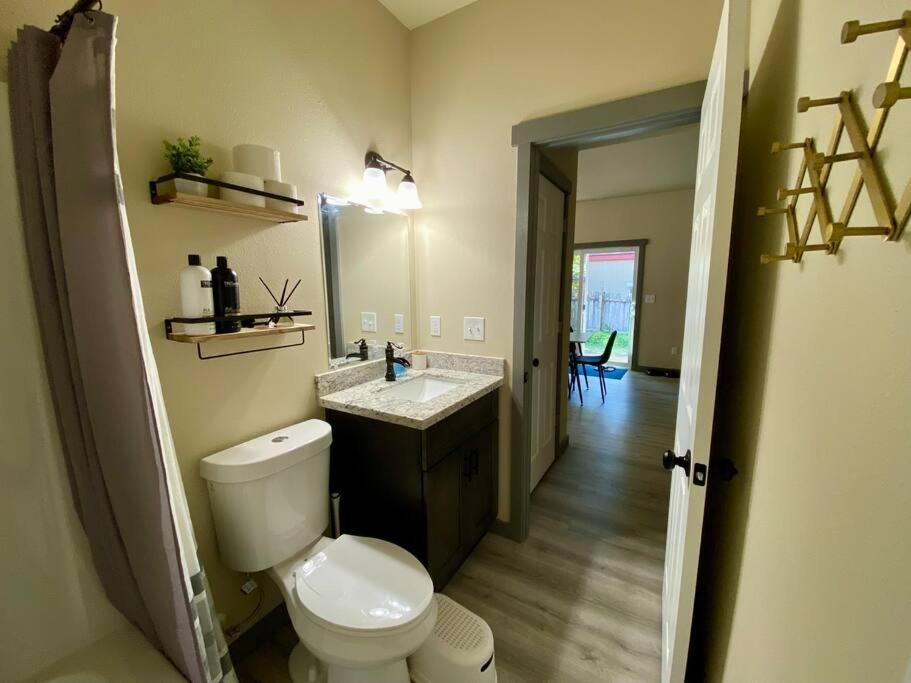 New Modern Cabin! 5Mi To Mt Rainier National Park! Hot Tub & Wifi Эшфорд Экстерьер фото